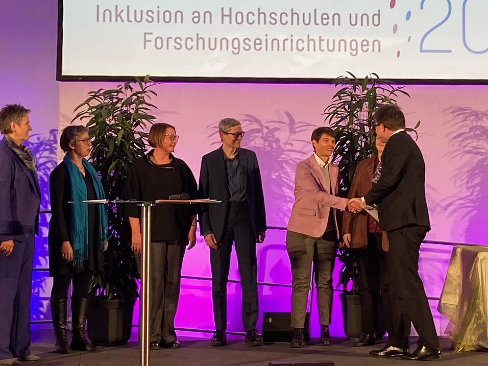 Verena Ibl accepts the Diversitas 2022 prize from Minister Martin Polaschek on behalf of Women in Biology. Also pictured are representatives of the other University of Vienna prizewinners.
